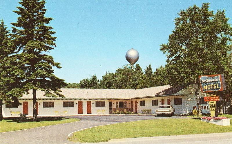 Cedars Motel (Northernaire Motel) - Vintage Postcard